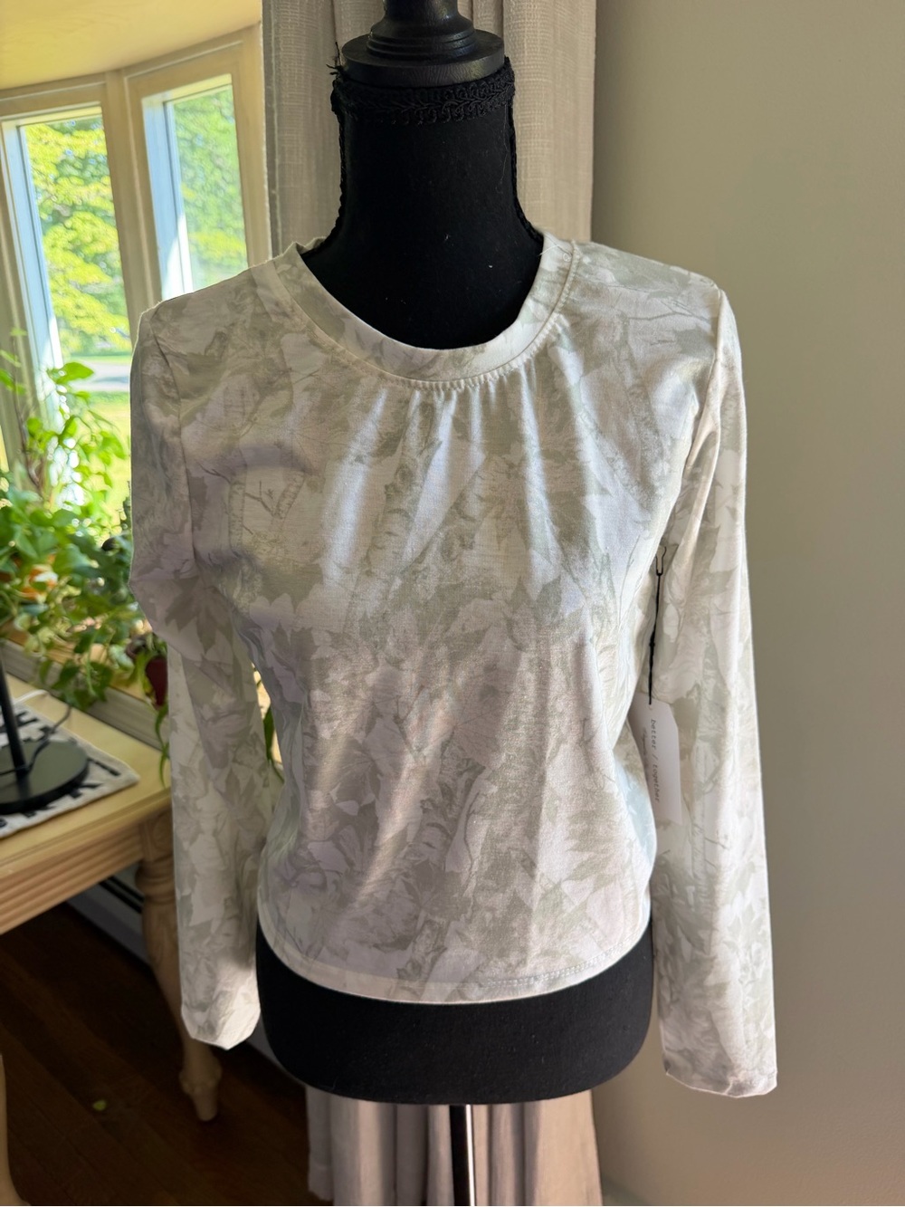 Women's Light Sage Botanical Long-Sleeve Crewneck Top